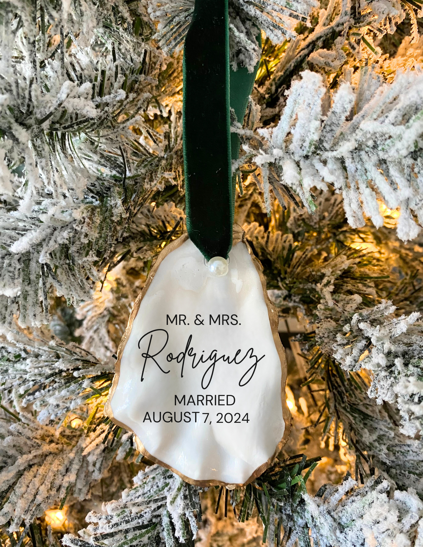 Married 2024 Christmas Ornament, Personalized Newlywed Ornament, First Christmas Oyster Shell Keepsake, Custom Wedding Ornament Gift, Newlywed Christmas Tree Ornament, Oyster Ornament, Christmas Ornament for Couple, First Married Christmas Gift