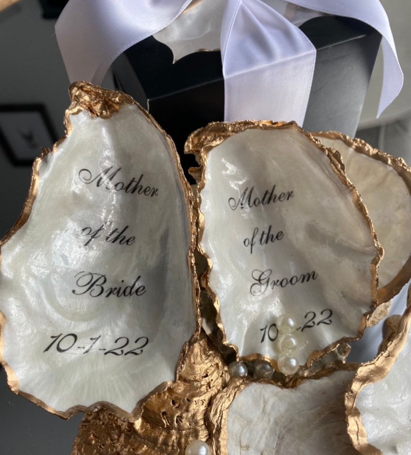 Mother of the Bride Gift Personalized Oyster Shell Ring Dish/Mother in Law Gift from Bride/Handmade Wedding Mementos/Bride Gift to Mom/Mom/Wedding Decor