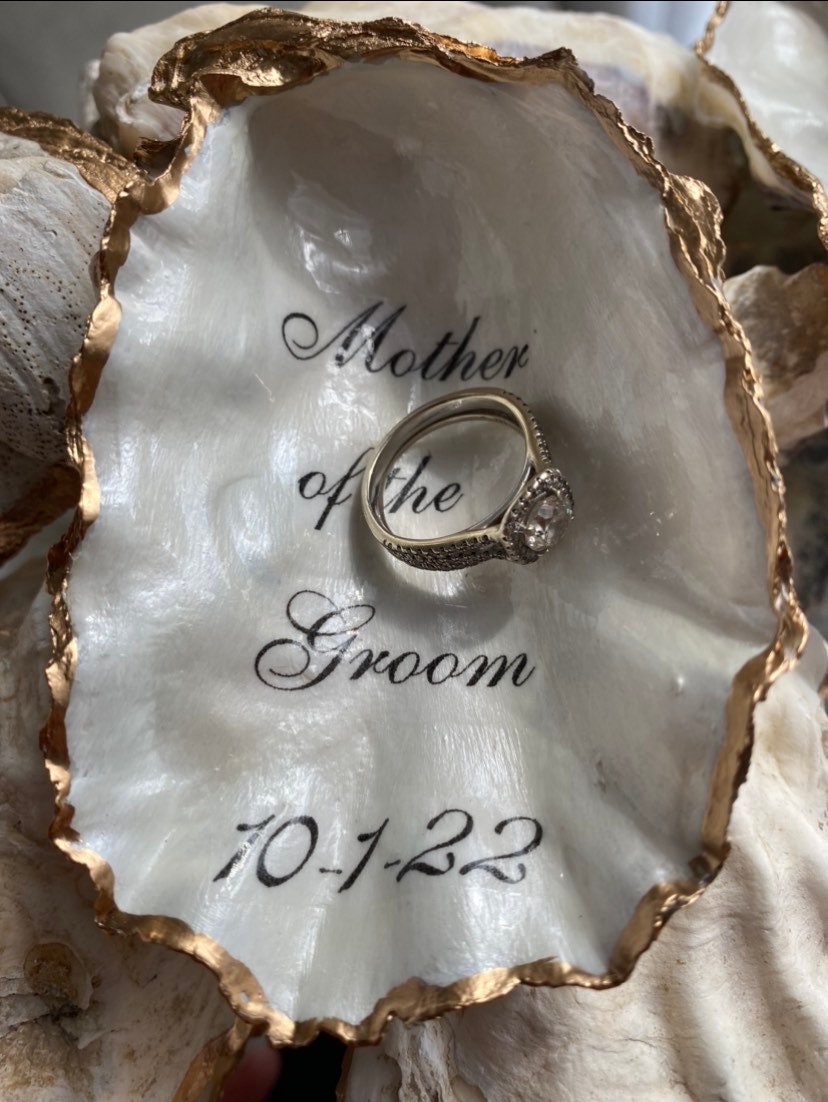 Mother of the Bride Gift Personalized Oyster Shell Ring Dish/Mother in Law Gift from Bride/Handmade Wedding Mementos/Bride Gift to Mom/Mom/Wedding Decor